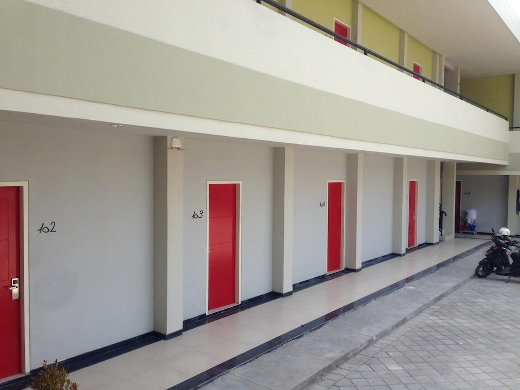 Rumah Cassa Guest House Surabaya Exterior foto